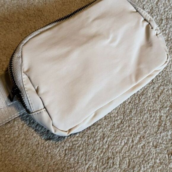 Belt Crossbody Bag Halara Multiple Pockets and Adjustable Strap - Picture 9 of 10